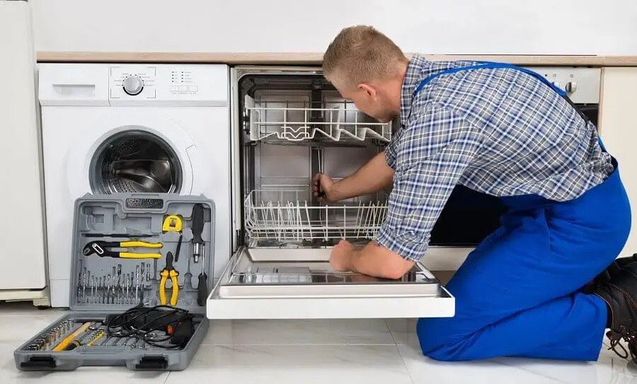 Torbalı Gorenje servisi teknisyen ekibi beyaz eşya tamiri yaparken